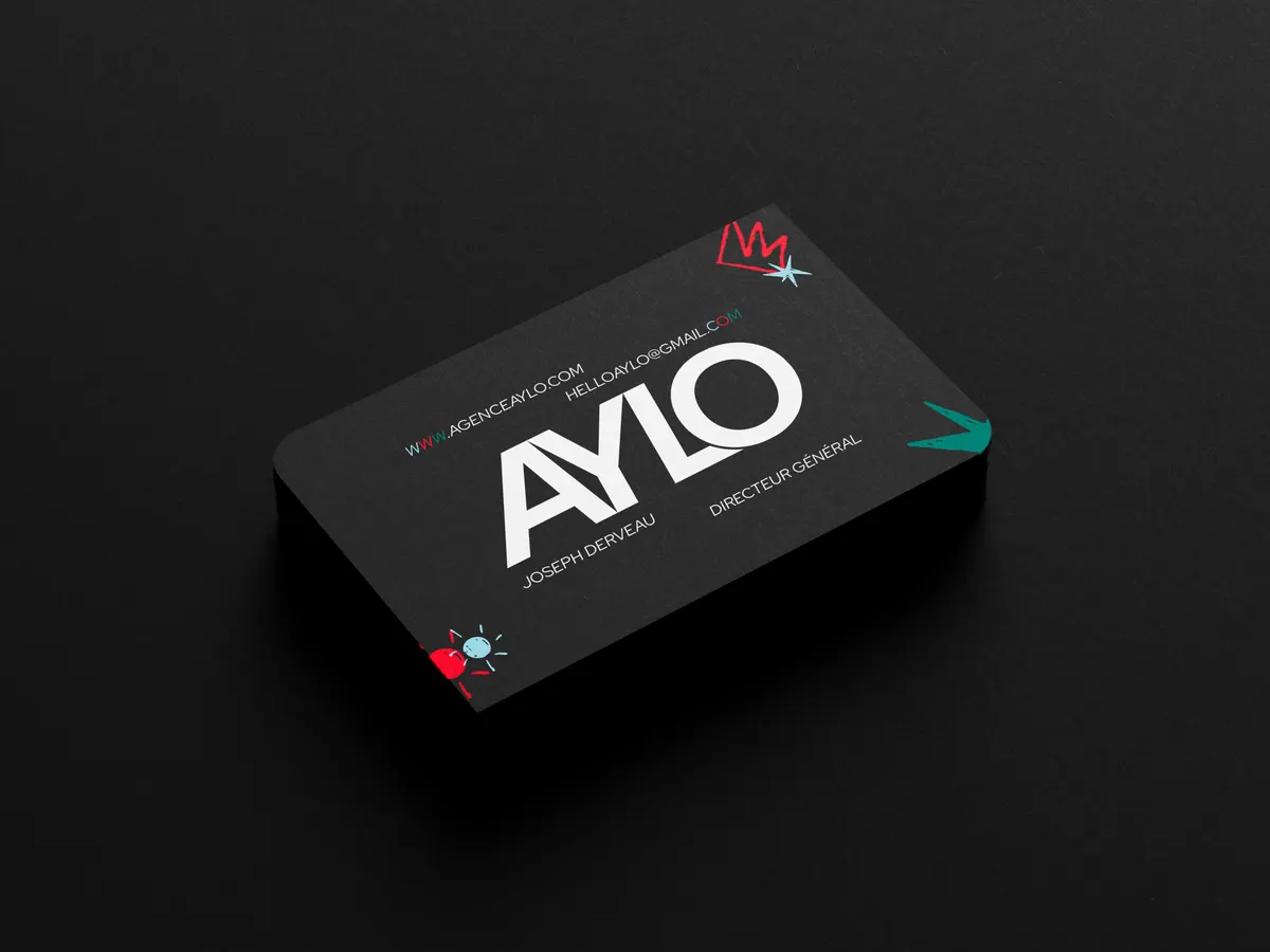 Pile de cartes de visite noires au logo AYLO