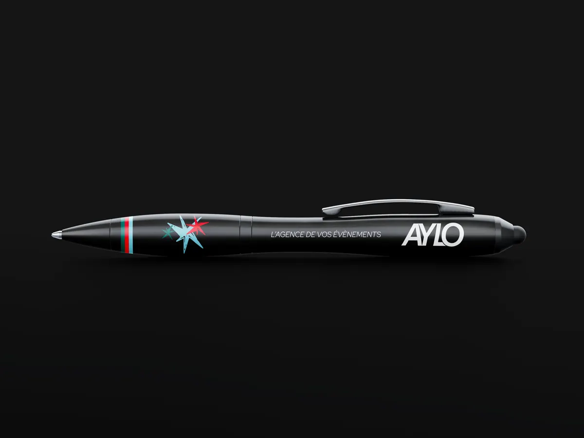 Stylo noir marqué « L'agence de vos événements » et du logo AYLO