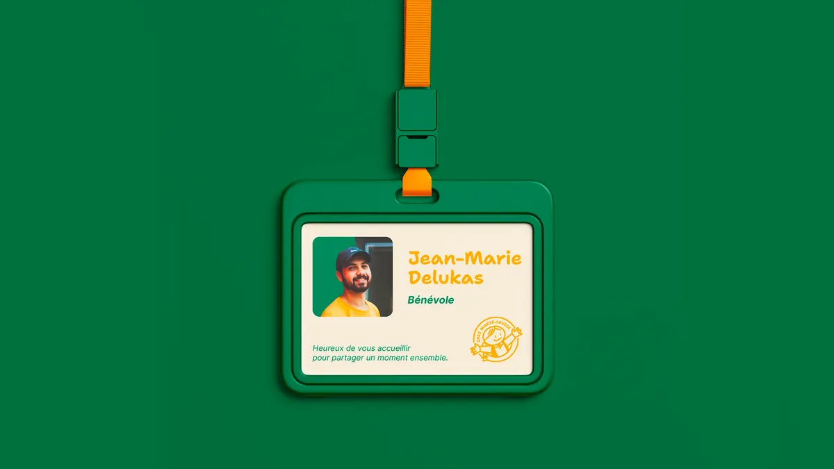 Badge de bénévole vert et jaune au nom de Chez Marie-Louise