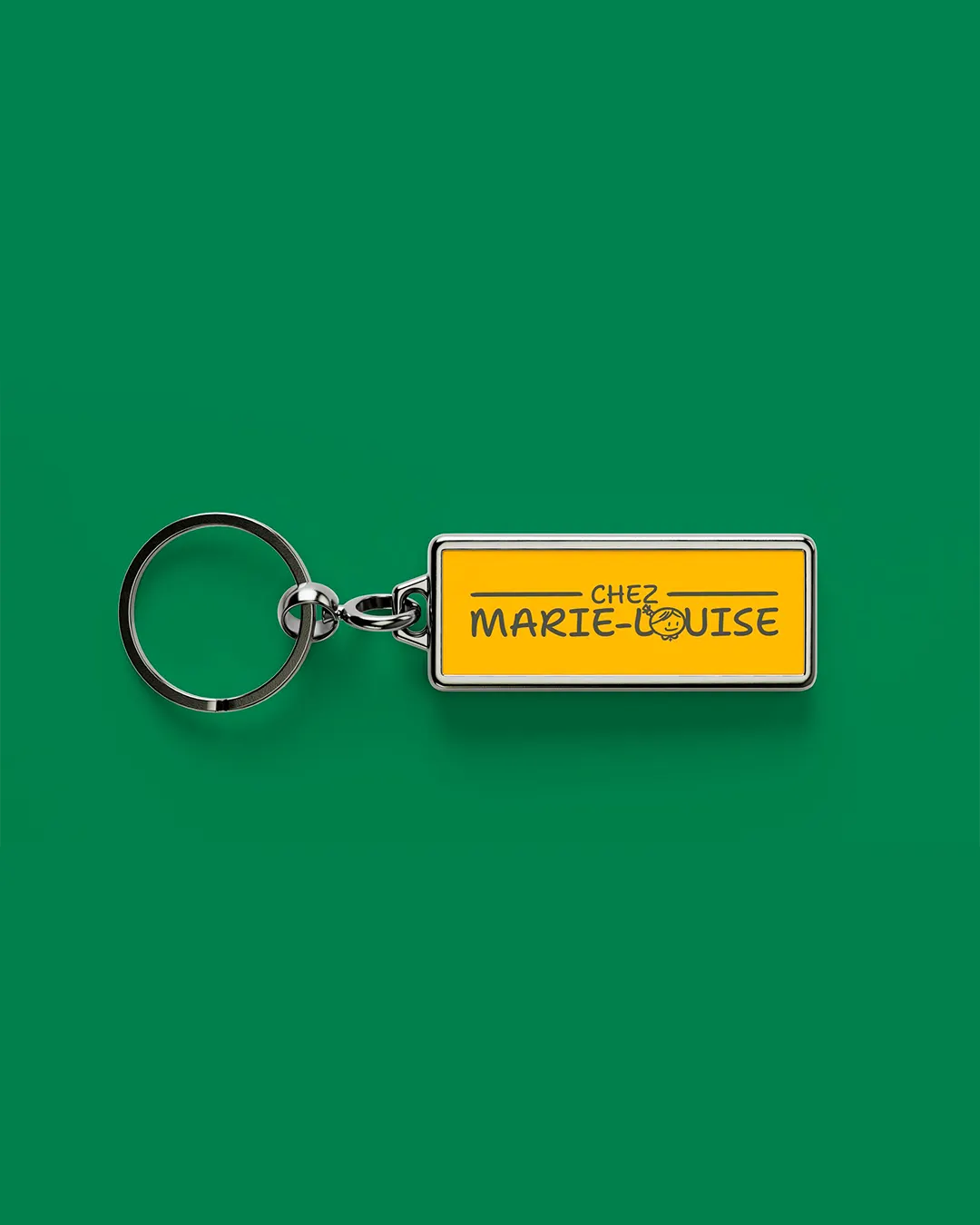 Porte-clés jaune au logotype manuscrit Chez Marie-Louise, sur fond vert