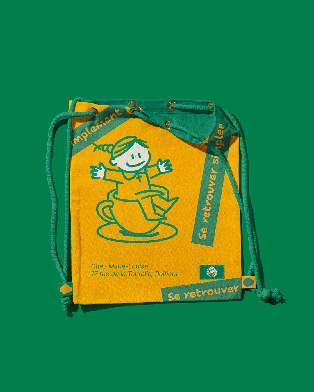 Sac à cordon jaune illustré du personnage Marie-Louise et de la promesse « Se retrouver simplement »