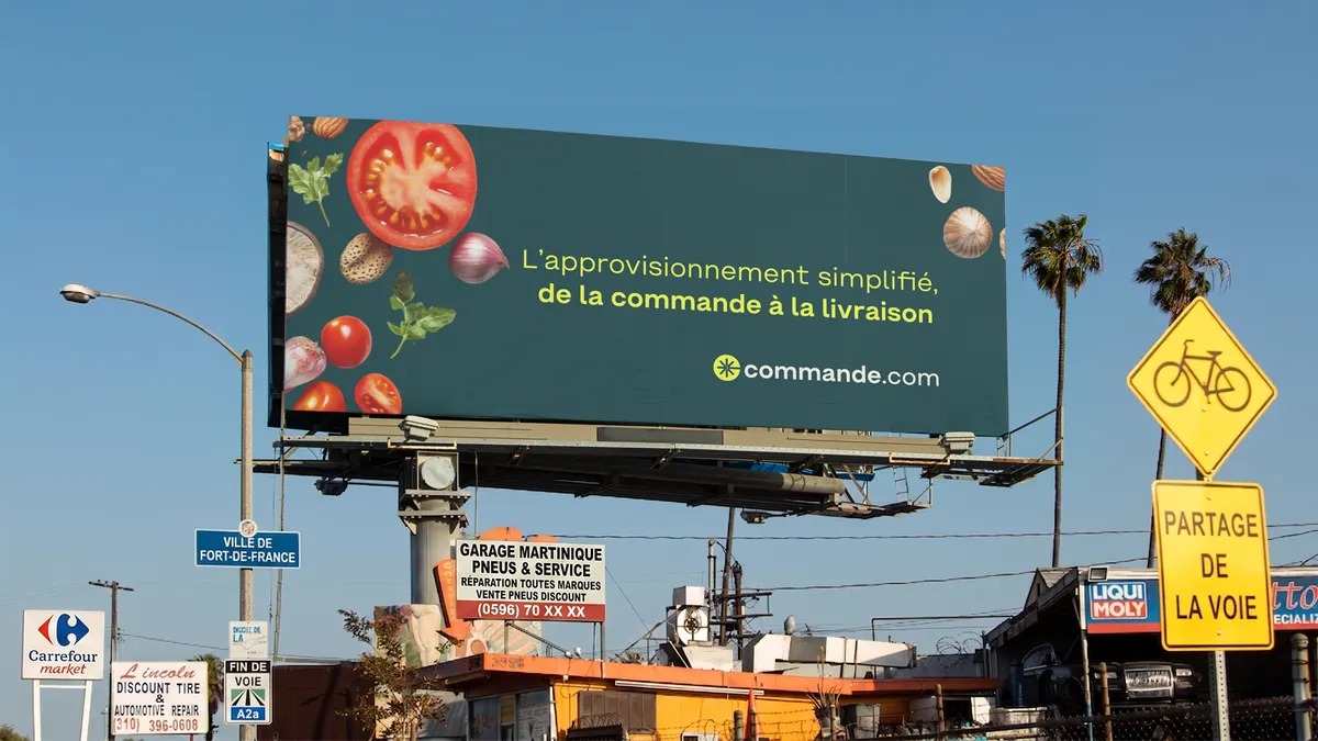 Panneau d'affichage Commande.com « L'approvisionnement simplifié, de la commande à la livraison » au bord d'une route