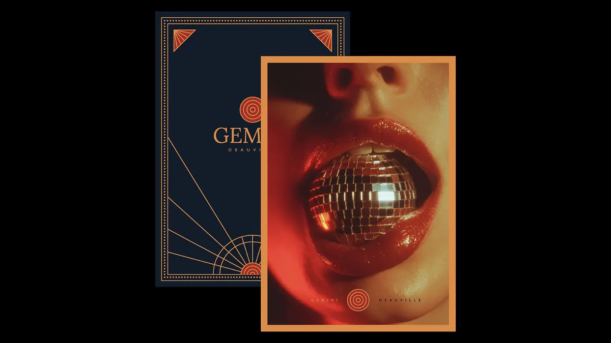 Carte bleu nuit et affiche de Gemini superposées, bouche tenant une boule à facettes