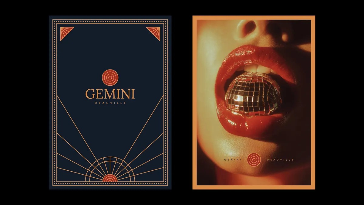 Carte bleu nuit Gemini à bordure Art Déco et affiche d'une bouche tenant une boule à facettes