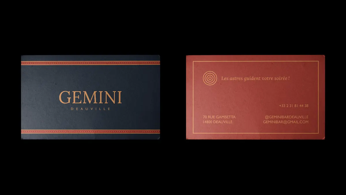 Cartes de visite de Gemini, bleu nuit et rouge, au logotype sérif