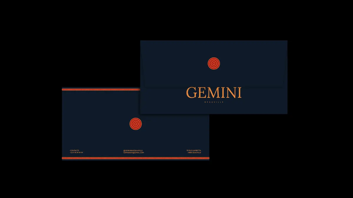 Enveloppes bleu nuit au logo Gemini et pastilles rouges