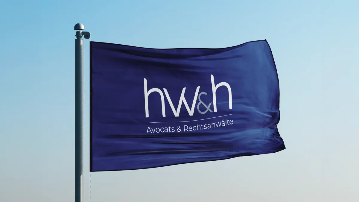 Drapeau bleu marine au logo hw&h Avocats & Rechtsanwälte