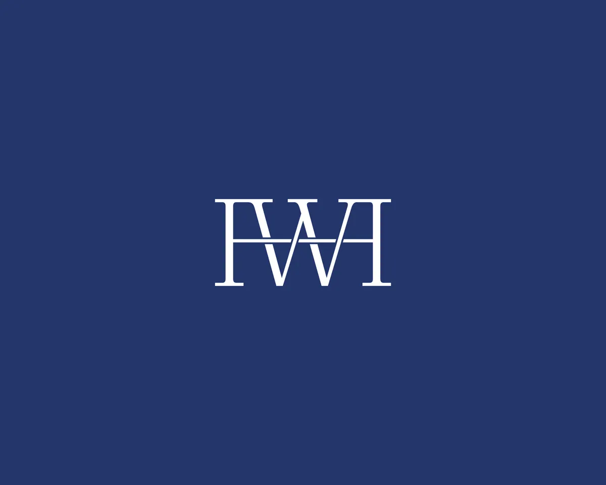 Proposition de monogramme HWH en capitales serif imbriquées, blanc sur fond bleu marine
