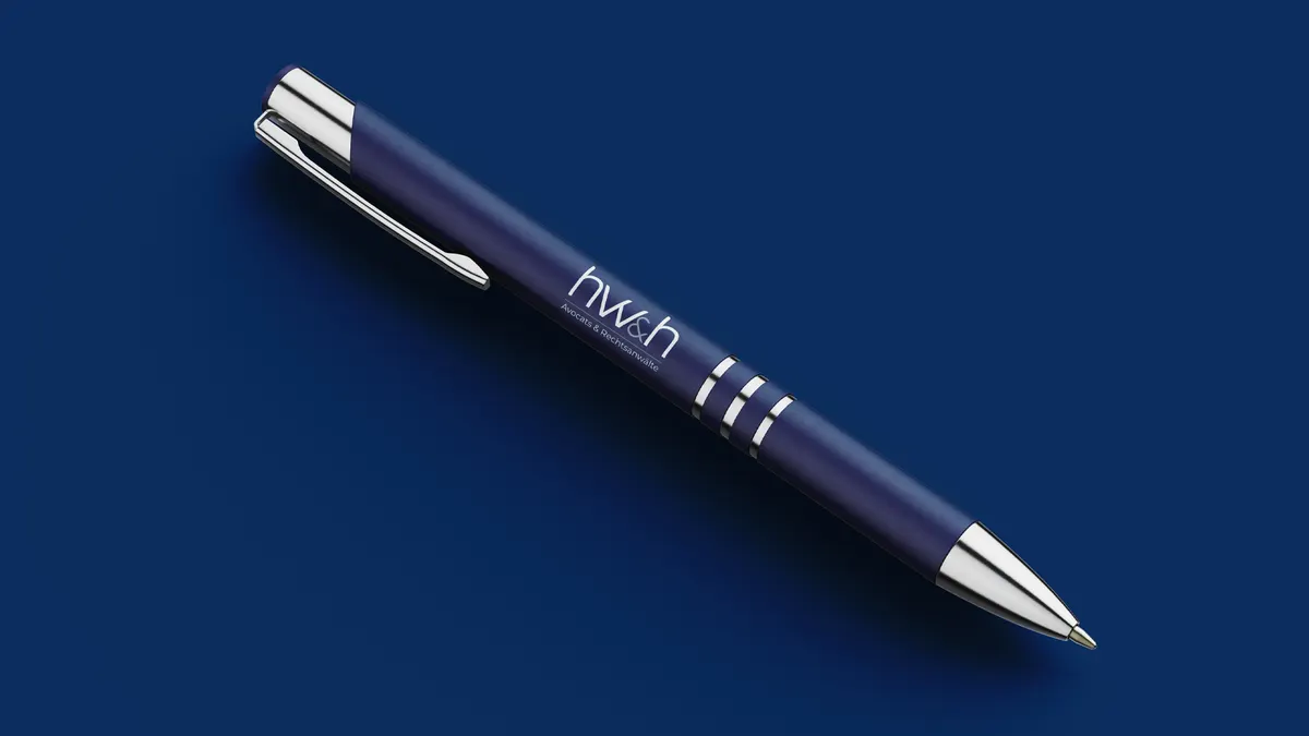 Stylo bleu marine gravé du logo hw&h