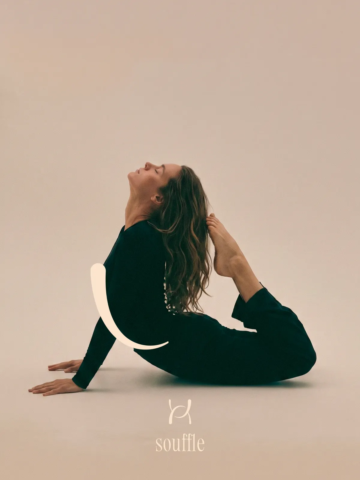 Affiche Holistic House « souffle » : femme en posture de yoga, cambrée vers l'arrière