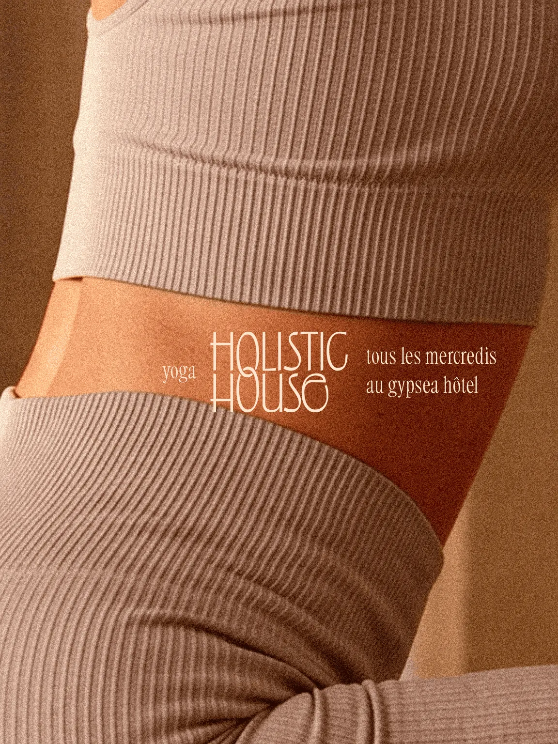 Annonce des cours de yoga Holistic House sur la peau, entre brassière et legging côtelés
