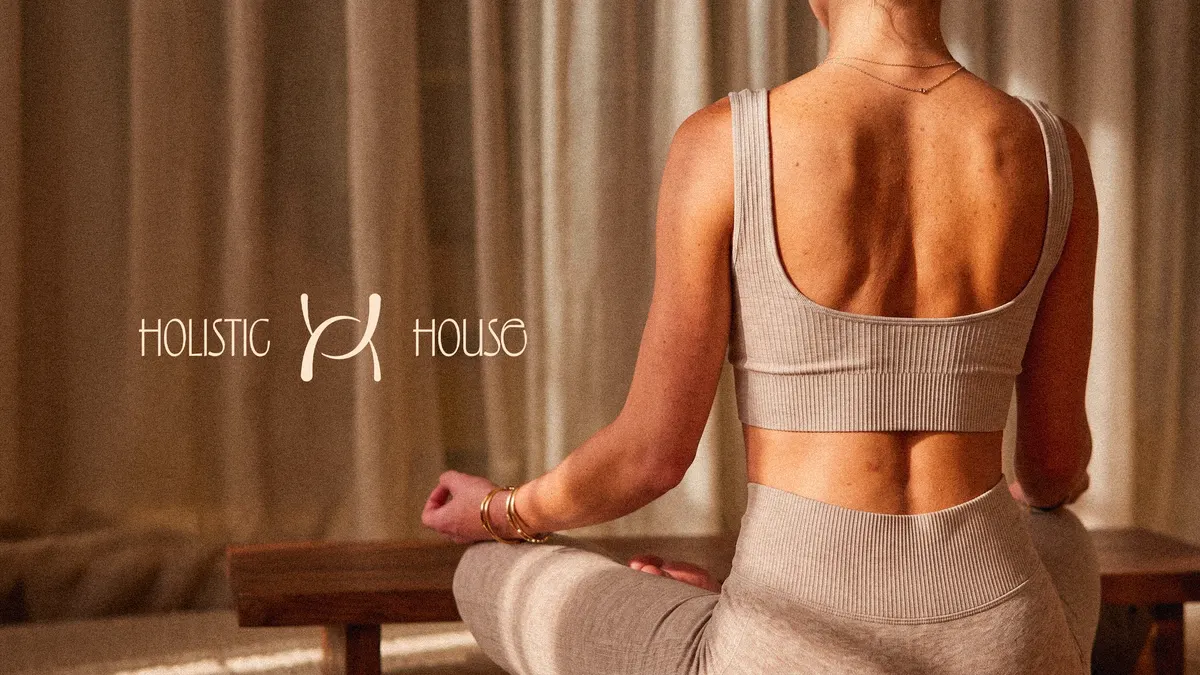 Femme de dos en méditation, logo Holistic House et son monogramme entrelacé