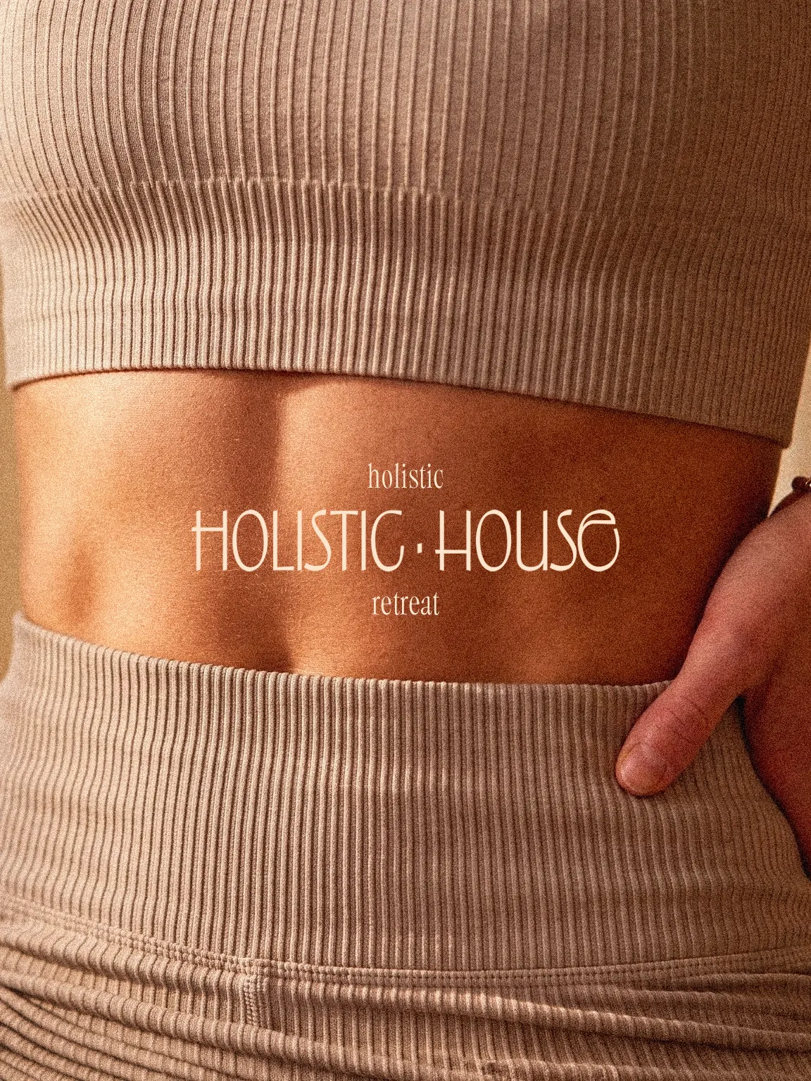 Logo Holistic House Retreat sur la peau, entre une brassière et un legging côtelés