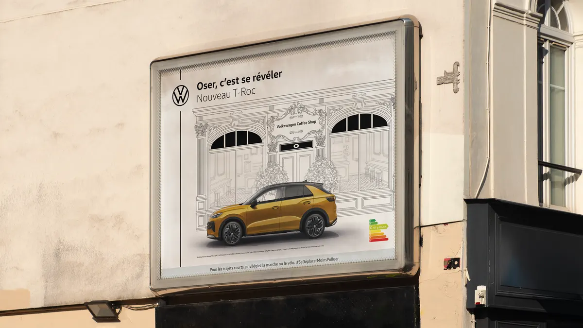 Affiche « Oser, c'est se révéler » du Nouveau T-Roc de Volkswagen sur une façade