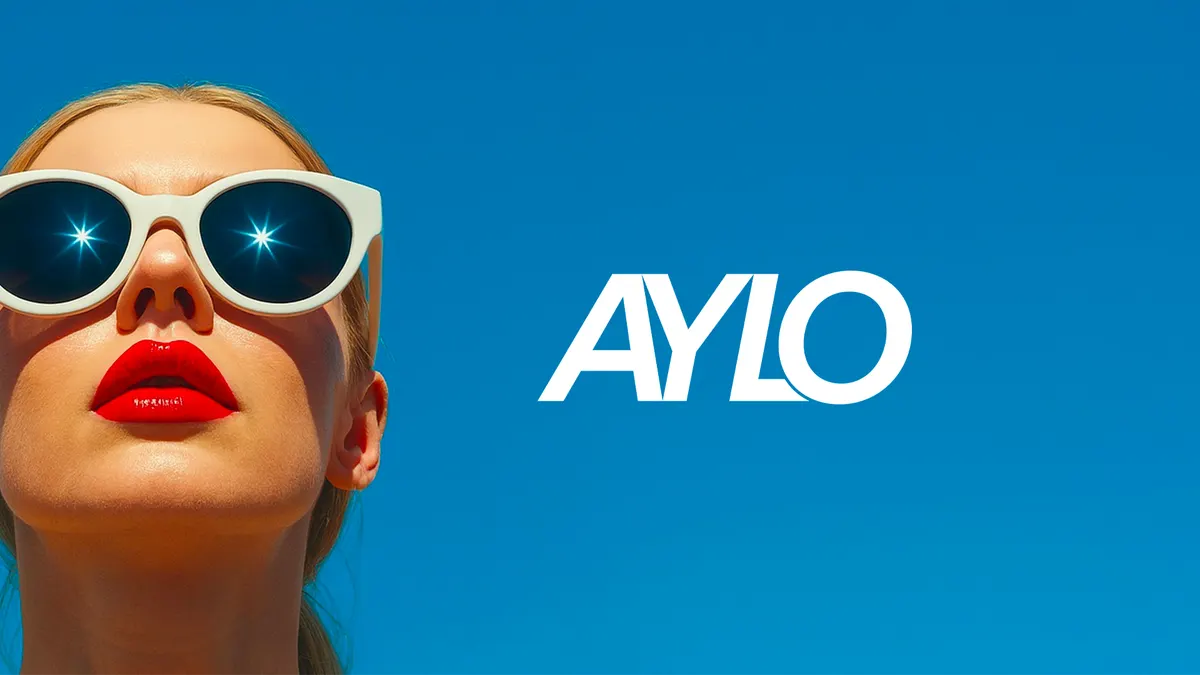 Logo AYLO blanc à côté d'une femme aux lunettes de soleil blanches, sur fond bleu