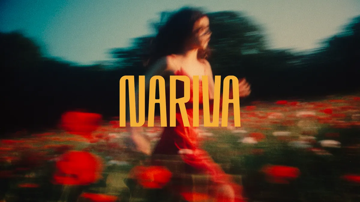 Mot Nariva en capitales condensées jaunes sur une photo floue de champ de coquelicots