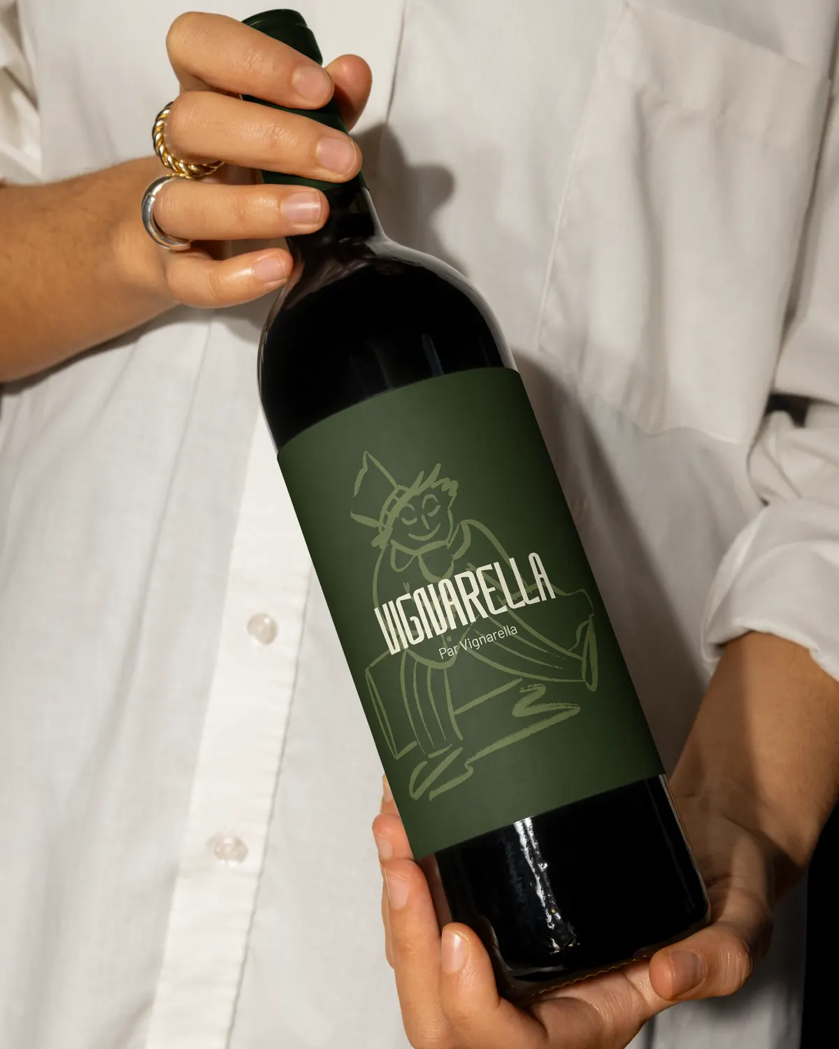 Bouteille de vin à l'étiquette verte Vignarella illustrée d'un personnage