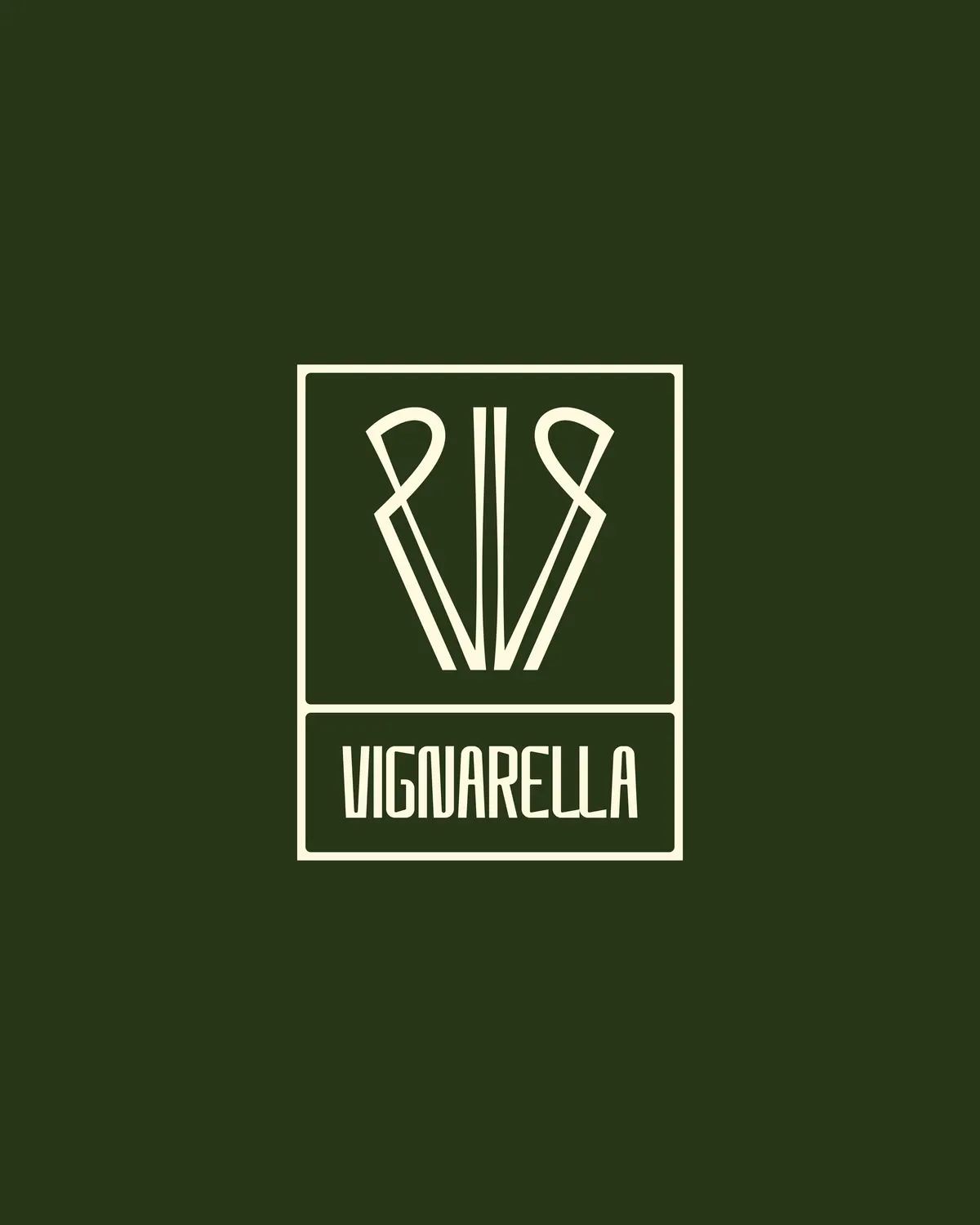 Cartouche de Vignarella réunissant le monogramme VR et le logotype condensé, sur fond vert forêt