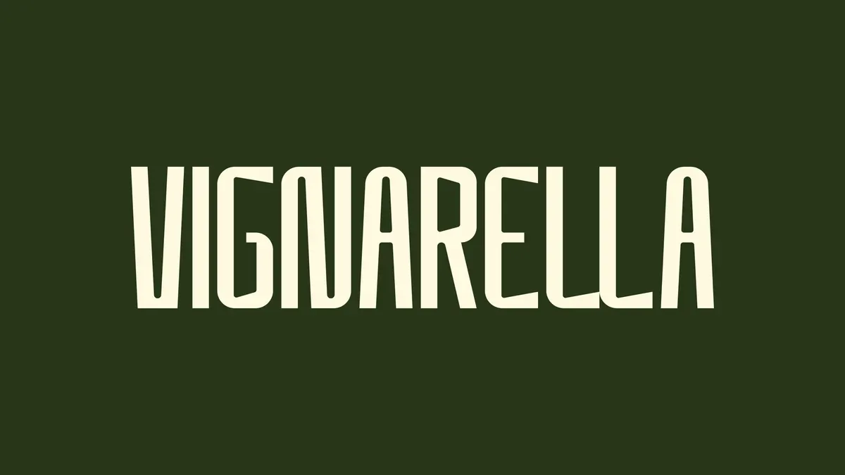 Logotype Vignarella en typographie condensée sur mesure, crème sur fond vert forêt