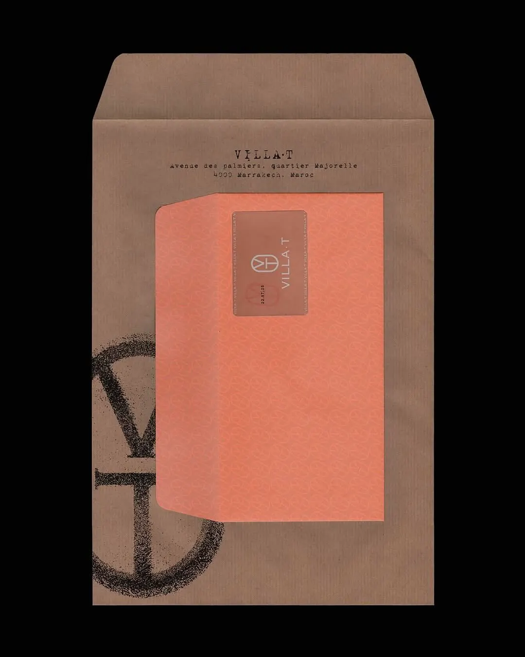 Enveloppe kraft et carte corail de Villa·T, tampon du monogramme VT