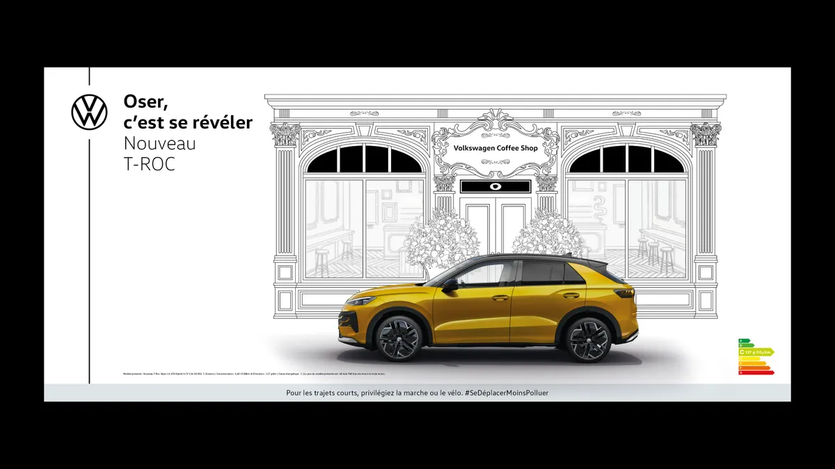 Affiche 4×3 « Oser, c'est se révéler » du Nouveau T-Roc devant la façade baroque illustrée