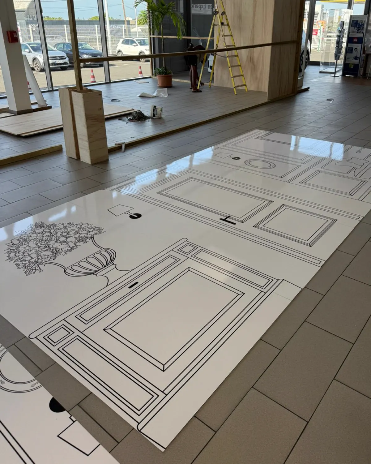 Panneaux illustrés de la campagne T-Roc déroulés au sol avant installation